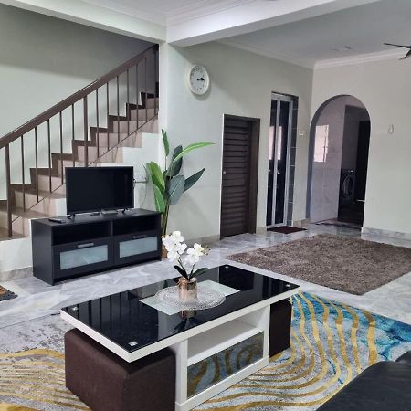 Three-Bedroom House At Tyara Homestay Sunway Petaling Jaya Esterno foto