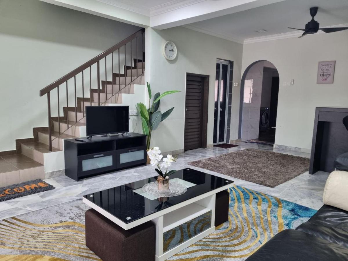 Three-Bedroom House At Tyara Homestay Sunway Petaling Jaya Esterno foto